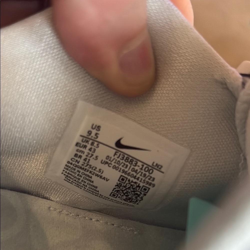 Nike Silver and Blue Athletic Shoes Modern Design - Picture 3 of 6